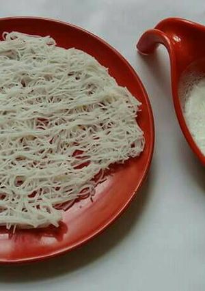 A picture of Rice noodles with Coconut cream.