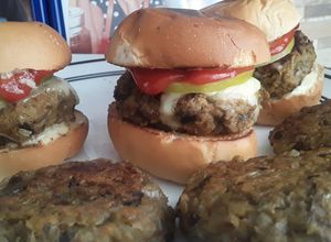 Una foto de Hamburguesas de champiñones... 🍄🌰🍅🧀🍔