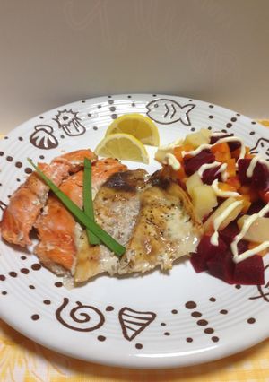 Una foto de Salmón al horno!acompañado de una ensalada rusa Peruana!!