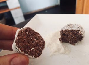 Una foto de Trufas KETO de chocolate y coco