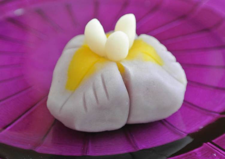 Nerikiri Wagashi: "菖蒲 Shobu (Iris)" Nerikiri Wagashi: "菖蒲 Shobu (Iris)"