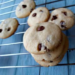 A picture of Choco chips cookies.