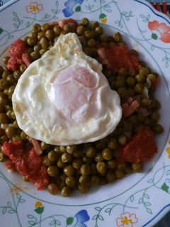 Una foto de Guisantes con Sobrasada y Huevo frito