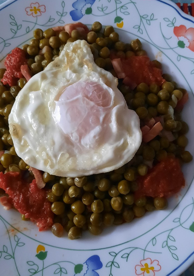 Una foto de Guisantes con Sobrasada y Huevo frito