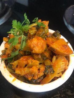 ફલાવર વટાણા બટાકા નું શાક (Flower Vatana Bataka Shak Recipe In Gujarati) રેસીપી મુખ્ય ફોટો