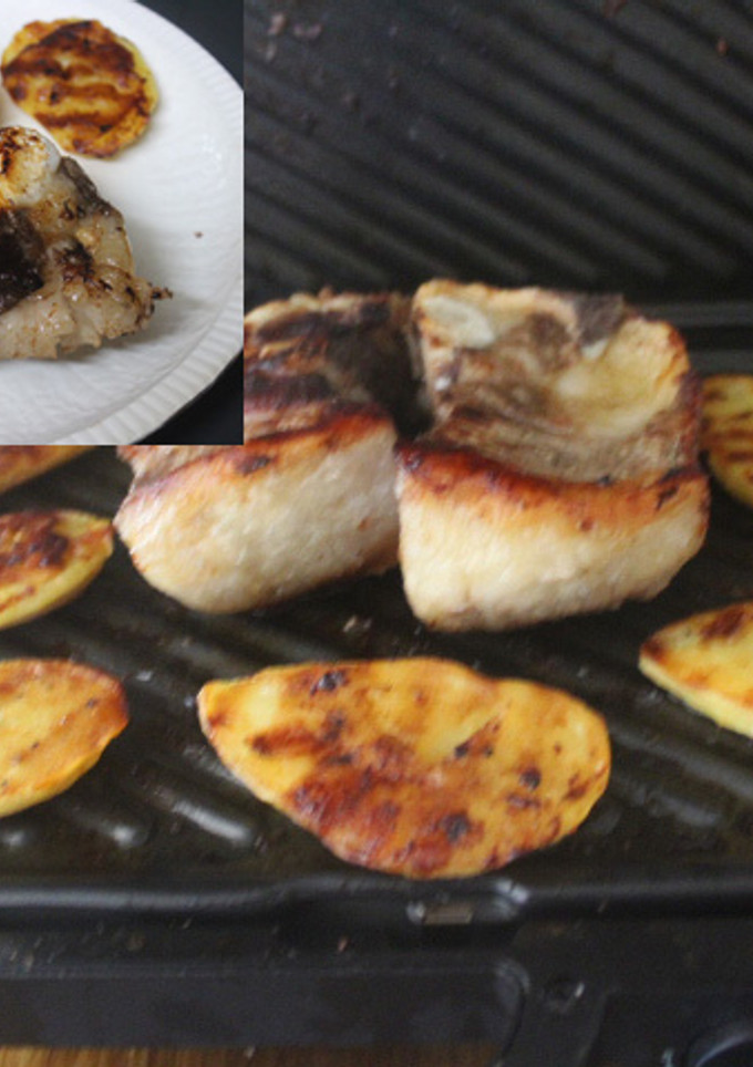 Una foto de Chuletón de buey con patatas asadas