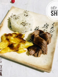 Hình của món Bò sốt tiêu, cơm rắc hạt chia.