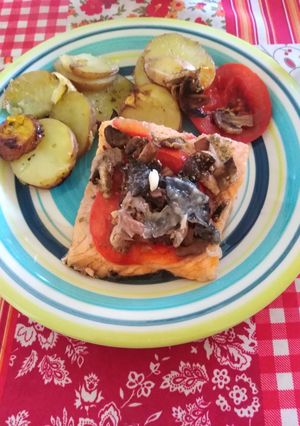Una foto de Salmón con papas rústicas al horno