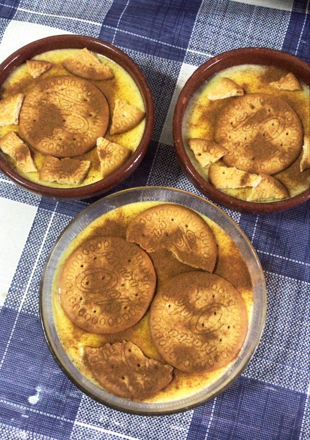 Una foto de Natillas con galleta y canela