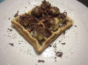Una foto de Waffles Cambur&Canela con toping de leche condensada cambur y chocolate