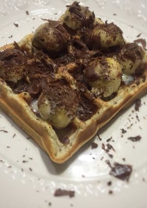 Una foto de Waffles Cambur&Canela con toping de leche condensada cambur y chocolate
