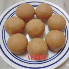 A picture of Besan Ladoos.
