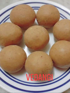 A picture of Besan Ladoos.