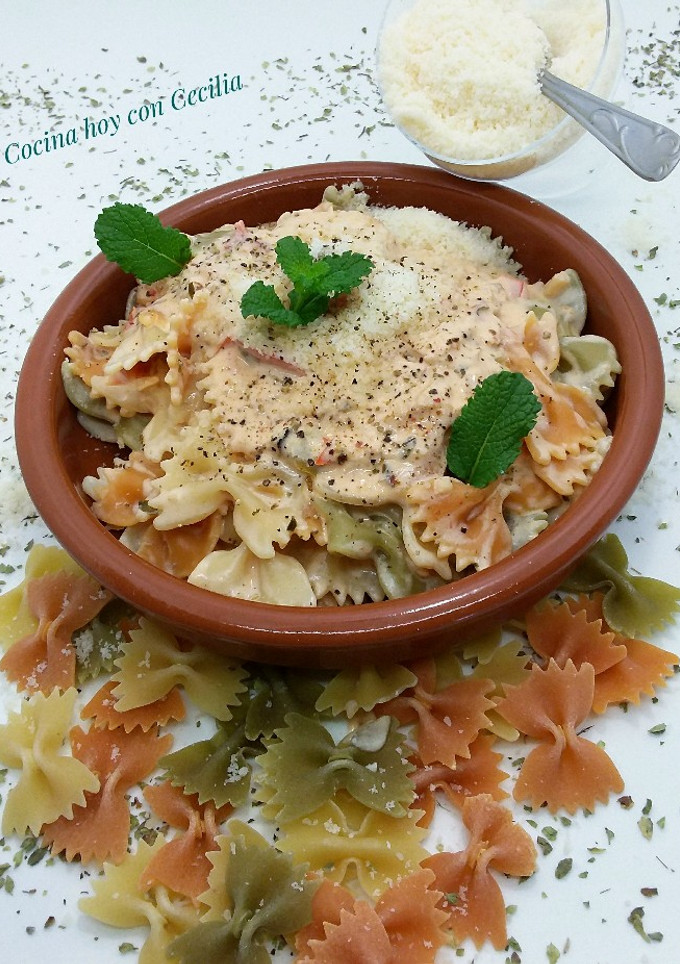 Una foto de Macarrones con salsa rosa