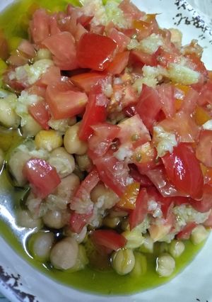 صورة لوصفة حمص حب مع بندورة وفول حب