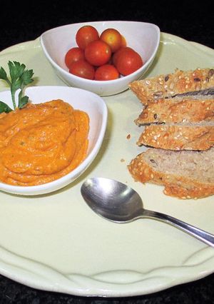 Una foto de Crema de aguacate con pimientos de piquillos, semillas de cáñamo y girasol para el desayuno