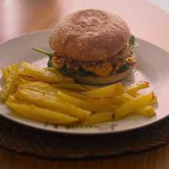 Una foto de Hamburguesa de coliflor con patatas al horno