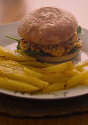 Una foto de Hamburguesa de coliflor con patatas al horno