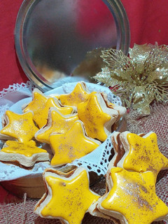 Una foto de Alfajores de maizena navideñas con glasé 🌟