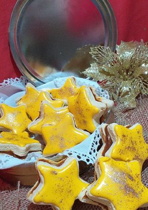 Una foto de Alfajores de maizena navideñas con glasé 🌟