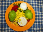 Una foto de ensalada fresca de rúcula y atún