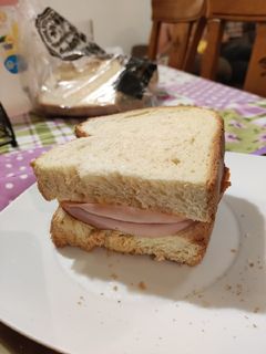 Una foto de Bocadillo de jamón York y tomate