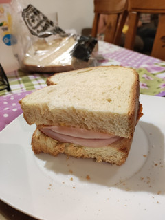 Una foto de Bocadillo de jamón York y tomate