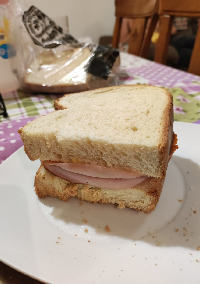 Una foto de Bocadillo de jamón York y tomate