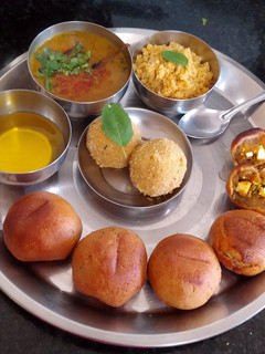 भरंवा बाटी, पंचमेली दाल और बेसन चूरमा रेसिपी मुख्य फोटो