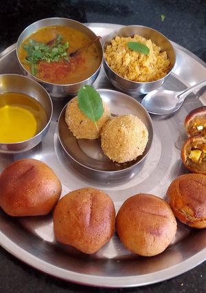 भरंवा बाटी, पंचमेली दाल और बेसन चूरमा रेसिपी मुख्य फोटो