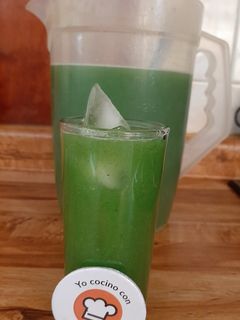 Una foto de Agua de guayaba, espinaca y limón