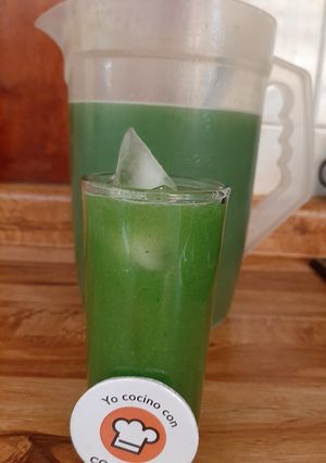 Una foto de Agua de guayaba, espinaca y limón
