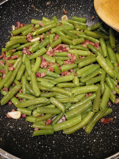 Una foto de Alubia verde con taquitos de Jamón