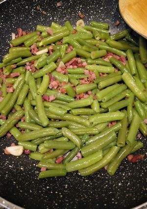 Una foto de Alubia verde con taquitos de Jamón