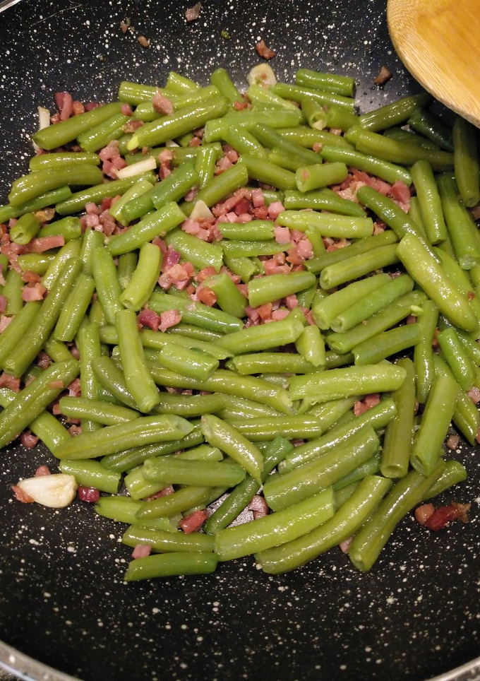 Una foto de Alubia verde con taquitos de Jamón