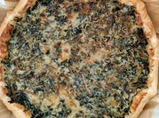 Una foto di torta salata con spek
