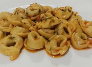Foto di Tortellini ripieni di Carne con Olio, Aglio e Peperoncino