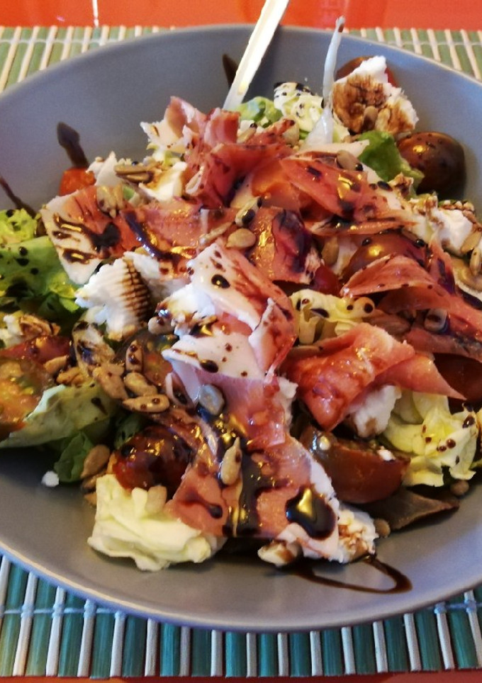 Una foto de Ensalada de jamón