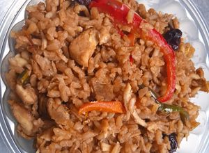 Una foto de Arroz espacial base arroz con coco y carnes