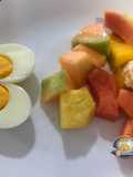 Desayuno con frutos amarillos y huevo