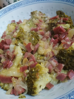 Una foto de Brócoli con bechamel de jamón