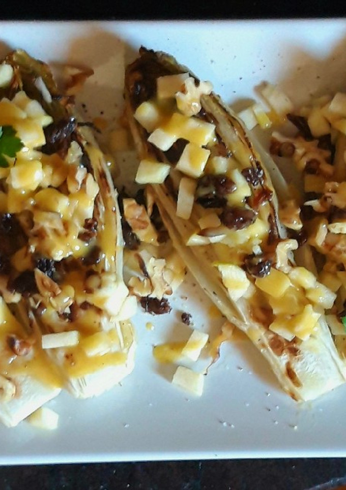 Una foto de Endivias a la plancha con vinagreta y tartar de manzana