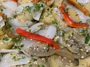 Una foto de pimientos morrones en escabeche