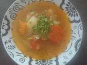 Una foto de sopa de pollo olla express