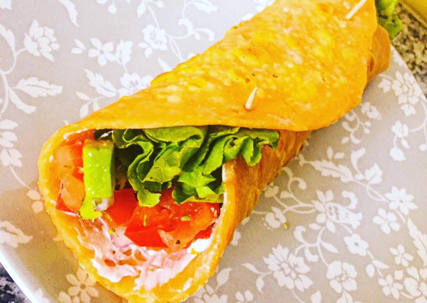 Wrap de patate douce à l’avocat, tomate et oignon rouge