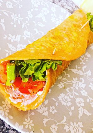 Une photo de Wrap de patate douce à l’avocat, tomate et oignon rouge