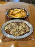 Entrecot con salsa de puerros y champiñones