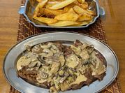 Una foto de entrecot con champiñón