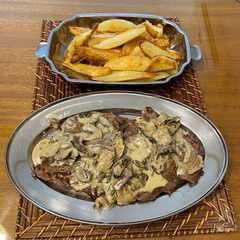 Una foto de Entrecot con salsa de puerros y champiñones