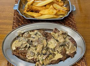 Una foto de Entrecot con salsa de puerros y champiñones